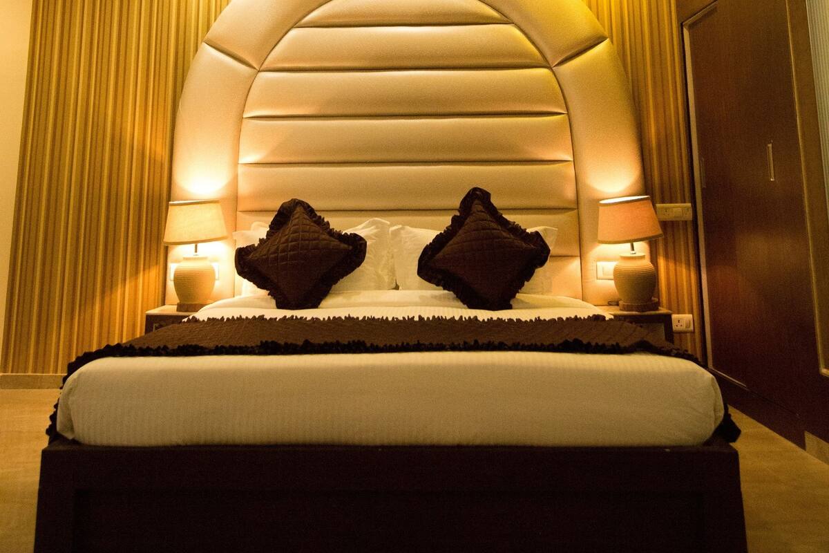 Premium Double Room, Refrigerator | Minibar, in-room safe, desk, soundproofing