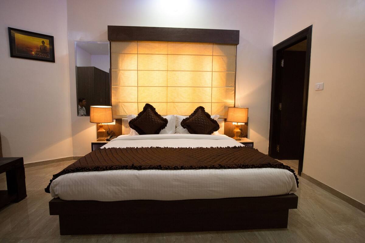 Executive Double Room, 1 Double Bed, Non Smoking | Minibar, in-room safe, desk, soundproofing