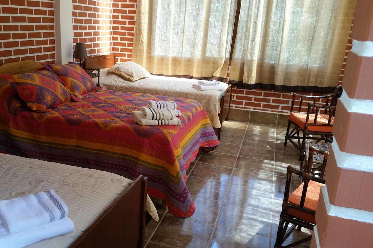 Vierbettzimmer, 1 Schlafzimmer | 1 Schlafzimmer, individuell dekoriert, individuell eingerichtet