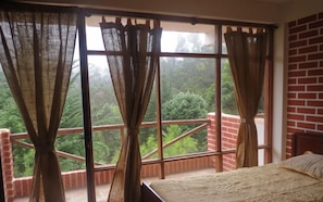 Chambre Triple, plusieurs lits, non-fumeurs, vue montagne | Décoration personnalisée, ameublement personnalisé, draps fournis