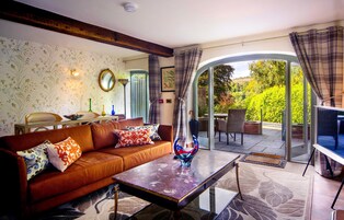 高级套房, 1 间卧室, 花园景观 | 起居区 | 42-英寸智能电视（配备数码频道）