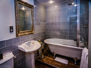Classic Room | Bathroom | Free toiletries, hair dryer, bathrobes, slippers - Pale Hall Hotel (Bala)