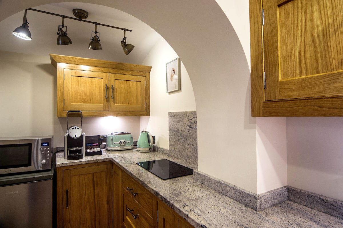 garden master suite - hillside | private kitchen | electric kettle