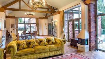Luxus villa | Nappalirész | Okostévé