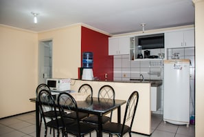 Appartement Standard, 2 chambres | Cuisine privée | Réfrigérateur, micro-ondes, four, plaque de cuisson