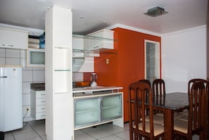 Appartement, 2 chambres, vue mer | Cuisine privée | Réfrigérateur, micro-ondes, four, plaque de cuisson