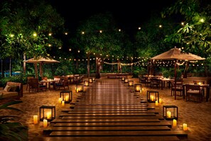 4 间餐厅，供应早餐、午餐和晚餐，中国菜