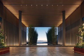 Un edificio moderno con techo de listones de madera y vista al horizonte.