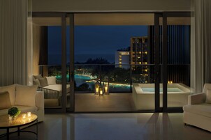 独立的浴缸和淋浴、名牌洗护用品、吹风机、浴袍