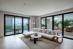 Ropa de cama de alta calidad, cubrecamas y minibar 