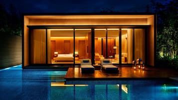 5 つの屋外プール、プール パラソル、サンラウンジャー