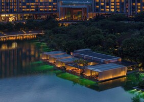 4 间餐厅，供应早餐、午餐和晚餐，中国菜