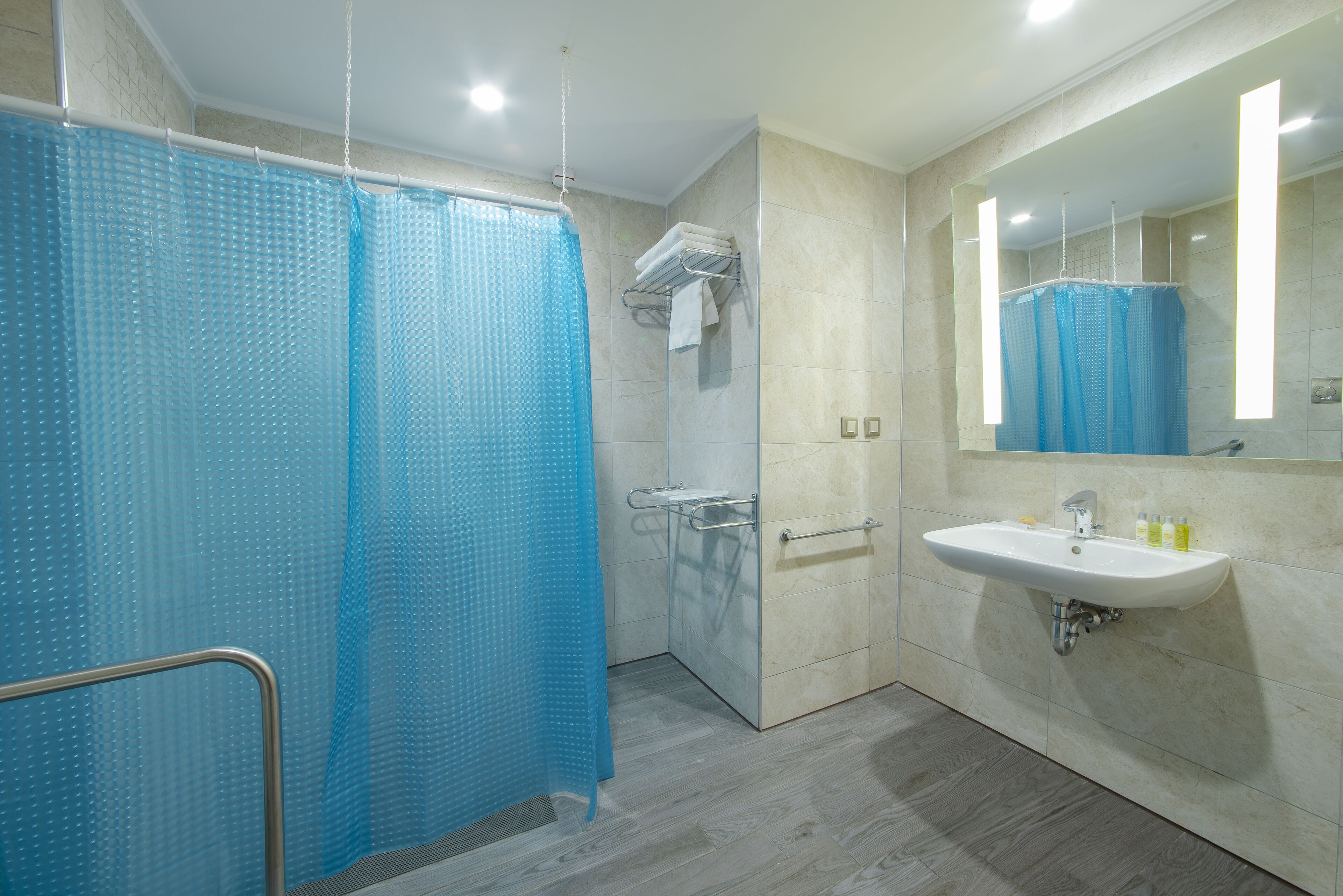 room, 1 king bed, accessible | bathroom | combined shower/bathtub, free toiletries, slippers, towels