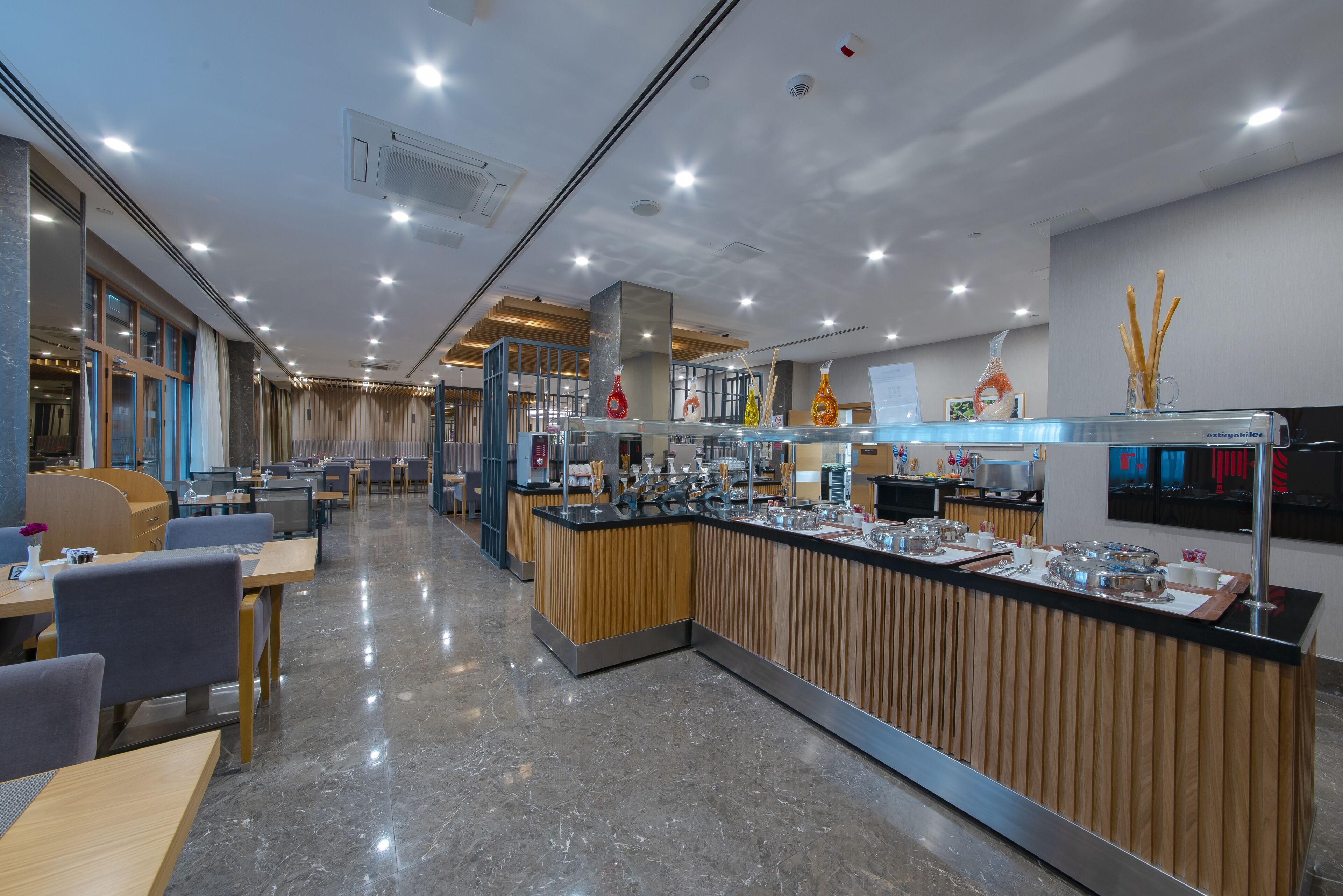 每日供應吃到飽早餐 (每人 EUR15)