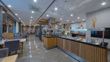 Tägliches Frühstücksbuffet (15 EUR pro Person)