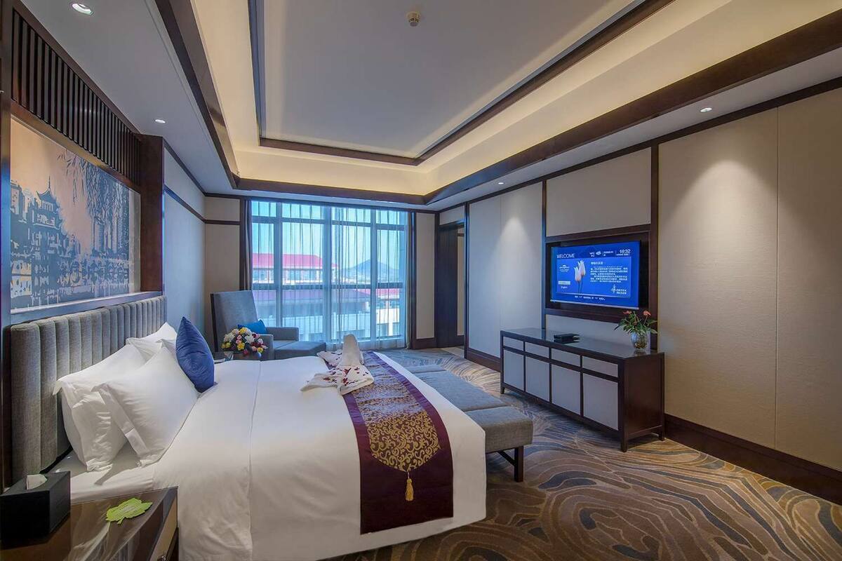 Minibar, in-room safe, iron/ironing board, free WiFi