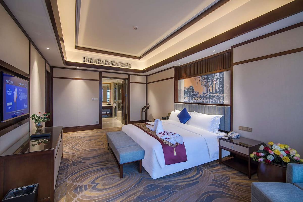 Minibar, in-room safe, iron/ironing board, free WiFi