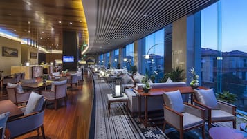 2 restaurants, spécialités Cuisine internationale