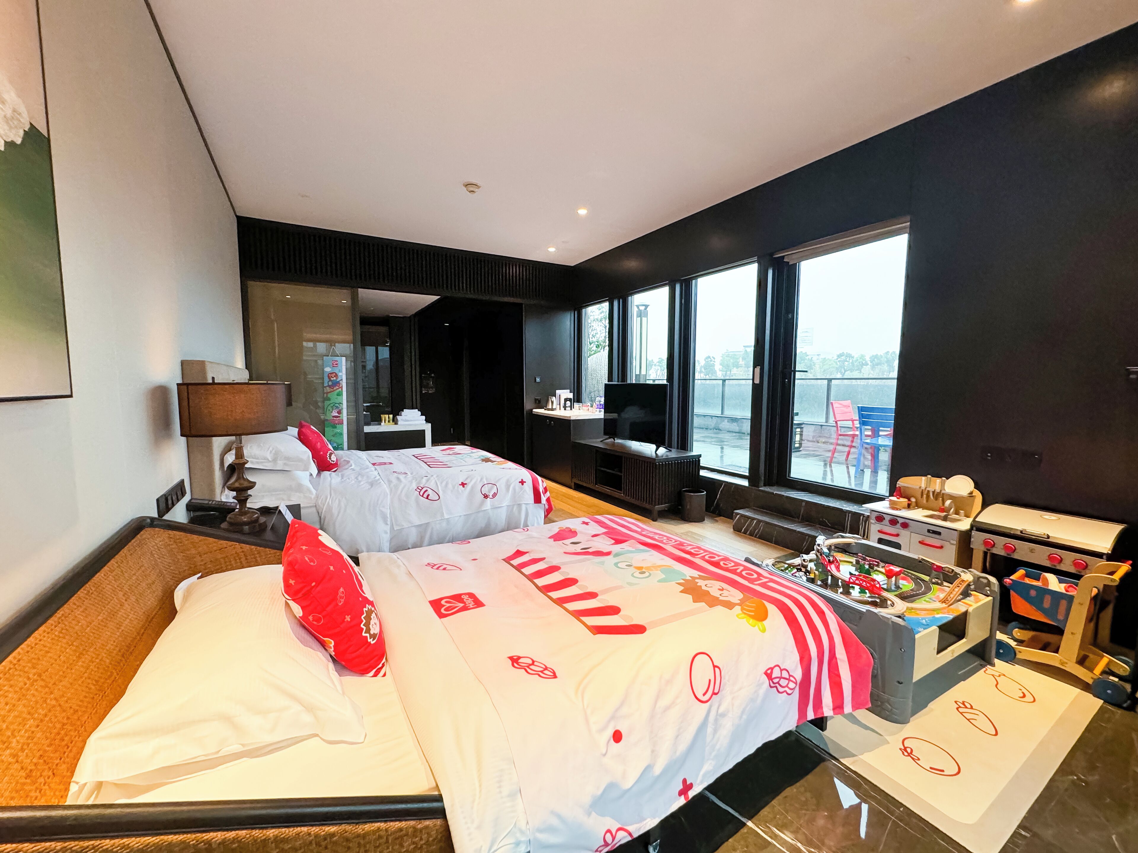 Theme Kids Room | Minibar, in-room safe, desk, laptop workspace