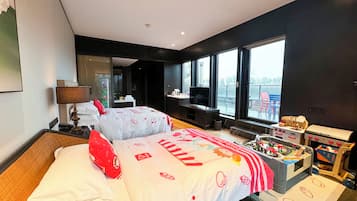 Theme Kids Room | Minibar, in-room safe, desk, laptop workspace