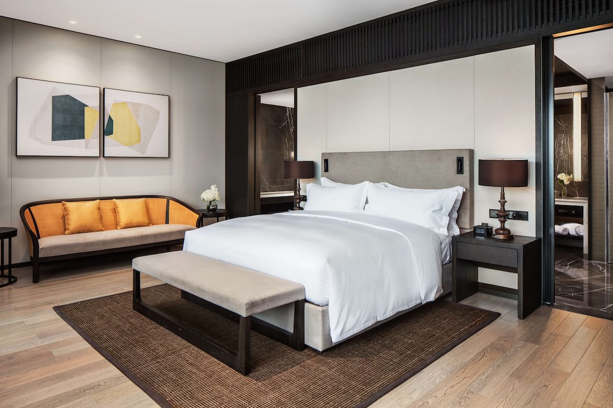 Executive suite, 1 kingsize bed, uitzicht op meer (Lounge Access) | Woonruimte | Lcd-televisie en een mp3-dock
