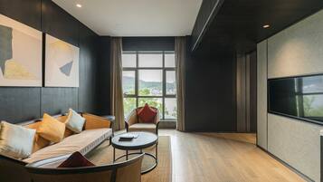 Executive-suite - 1 kingsize-seng - søudsigt (Lounge Access) | Minibar, pengeskab på værelset, skrivebord