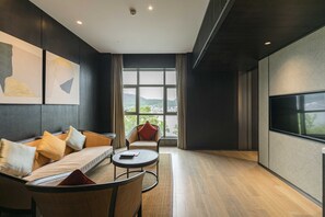 Svit Executive - 1 kingsize-säng - sjöutsikt (Lounge Access) | Minibar, värdeförvaringsskåp på rummet och skrivbord