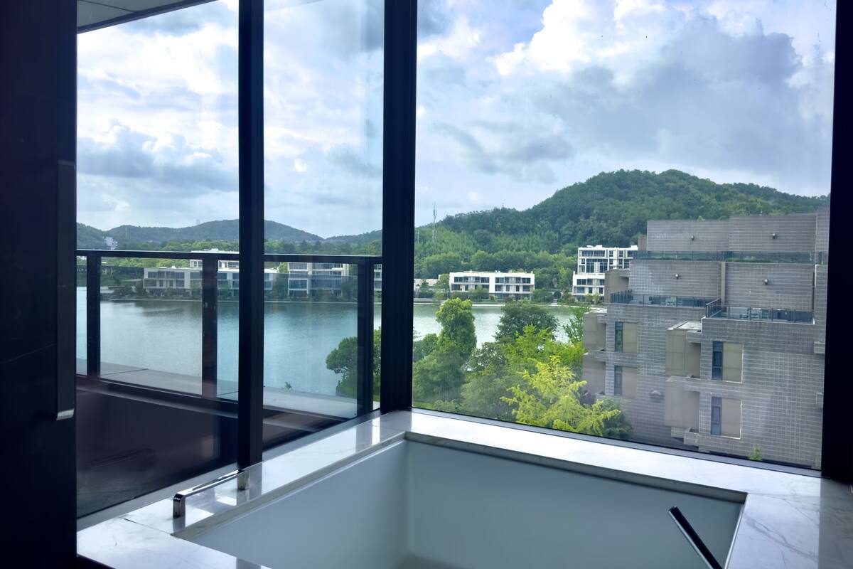 twin deluxe partial lake view room | lake view