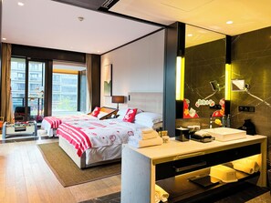 Habitación básica, 1 cama de matrimonio grande, terraza, vistas al lago (Lounge Access) | Minibar, caja fuerte, escritorio y espacio para trabajar con un portátil