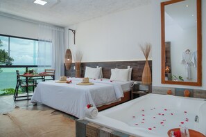 Minibar, decoración personalizada y cortinas blackout 