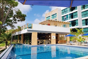 Hồ bơi ngoài trời, ghế dài tắm nắng