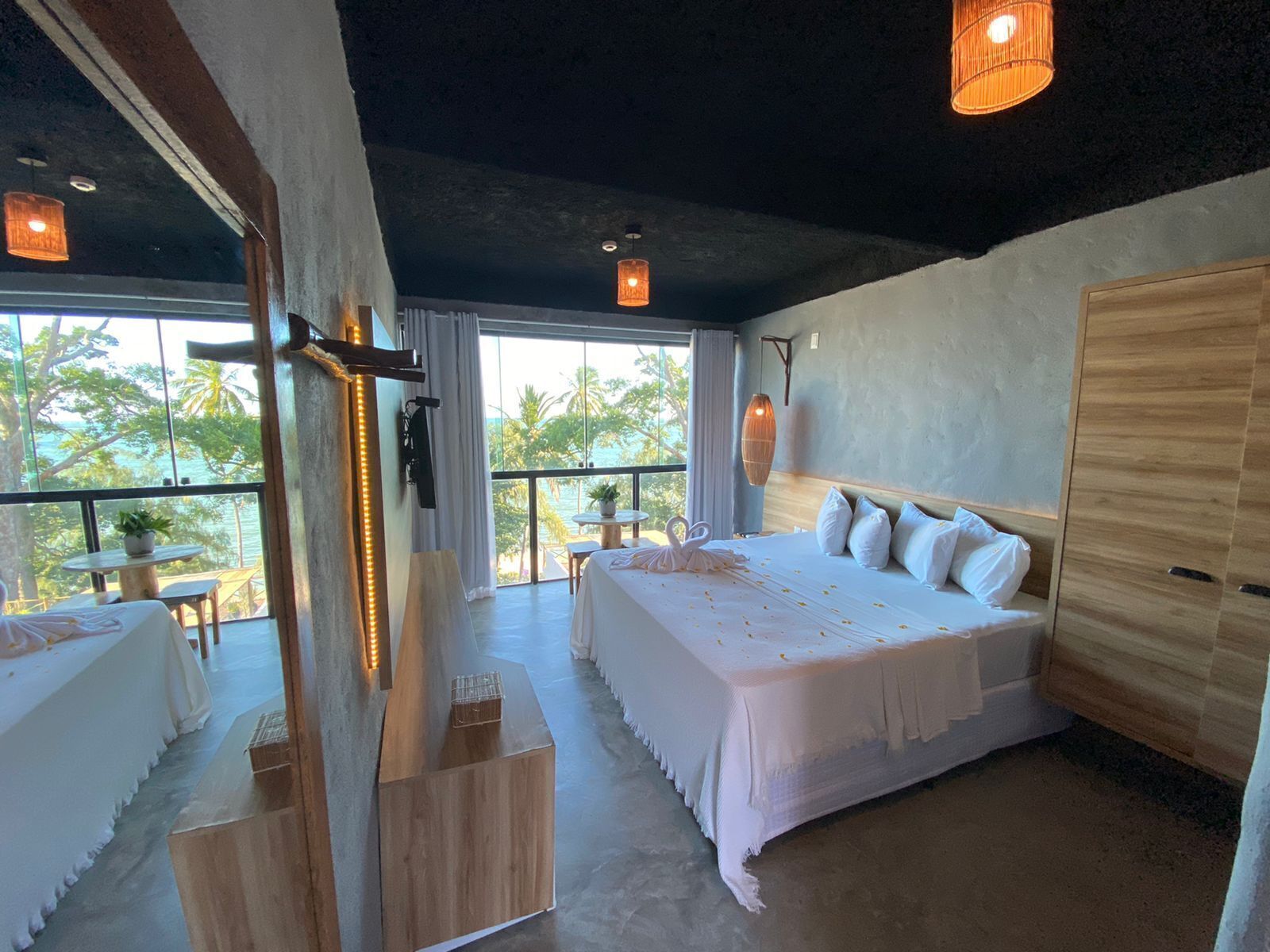 Minibar, decoración personalizada y cortinas blackout 