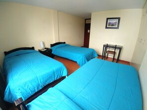 A room with two beds, a desk, and a chair. - Casa Mores Inn (Arequipa)