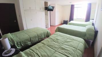 Classic Quadruple Room | In-room safe, desk, cots/infant beds, free WiFi