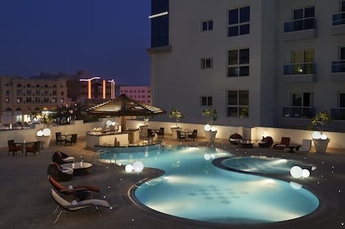 Una piscina al aire libre (de 08:00 a 20:30), sombrillas, tumbonas