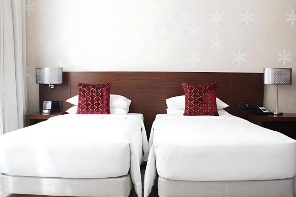 Literie de qualité, lit avec matelas à plateau-coussin, minibar