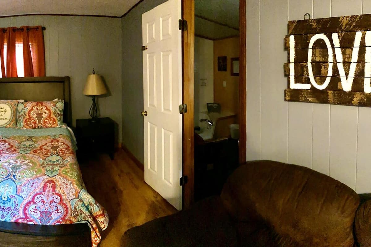 Honeymoon Cabin, 1 King Bed, Hot Tub, River View | Living area