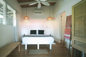 Queen Suite with Terrace (Siete) | Bad | Dusj, toalettartikler (inkludert) og håndklær