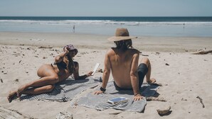 Nær stranden og surfing