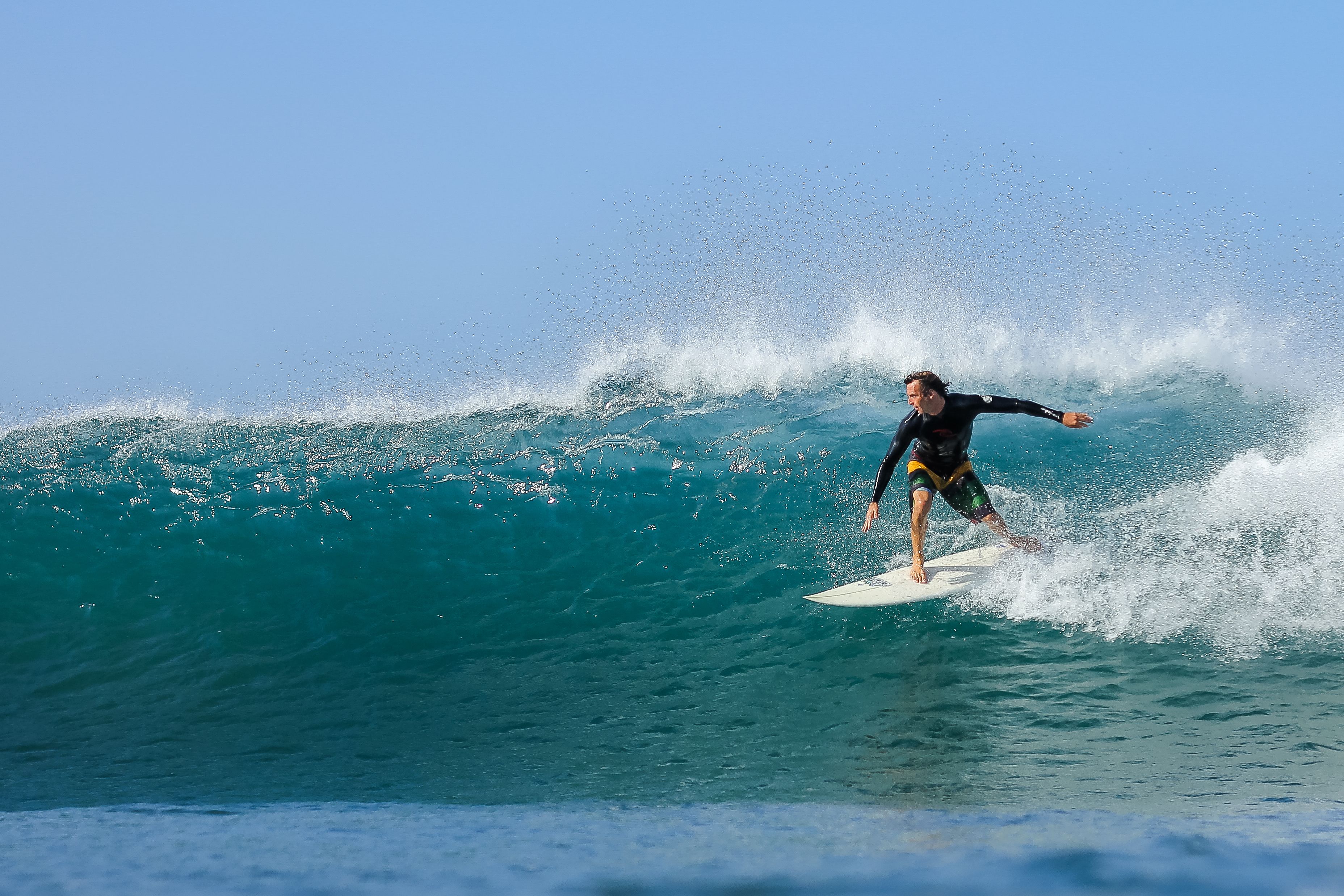 Ein Surfer reitet eine Welle.