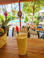 Bar tepi kolam renang
