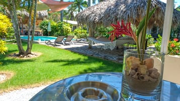 Quarto casal standard, geladeira, vista para a piscina | Terraço/pátio