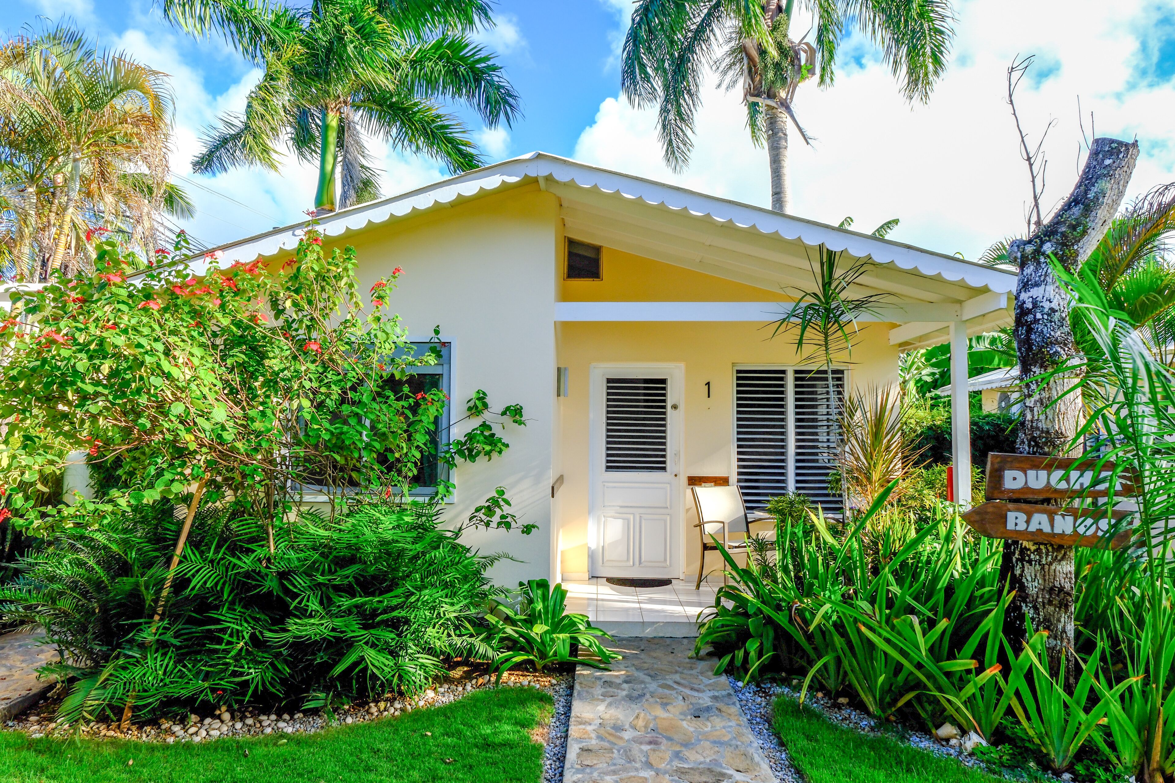Bungalow, coin cuisine, vue piscine | Terrasse/Patio