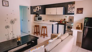 單棟小屋, 2 間臥室, 小廚, 泳池景 | 私人廚房 | 雪櫃、公共區域設有微波爐