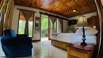 Suite – junior, elveutsikt | Wi-fi (inkludert) og sengetøy