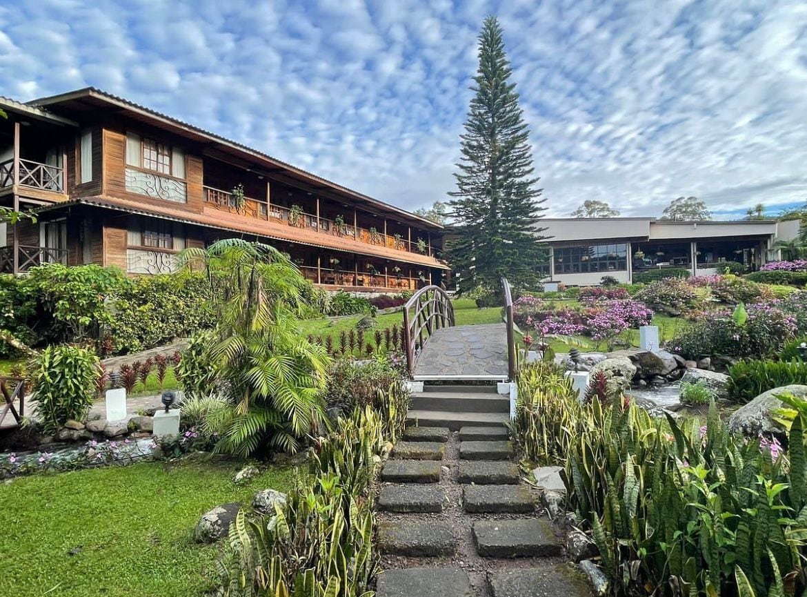 Vista frontal de la propiedad