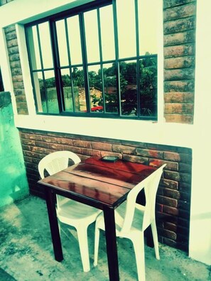 Habitación básica doble, torre | Restaurante al aire libre