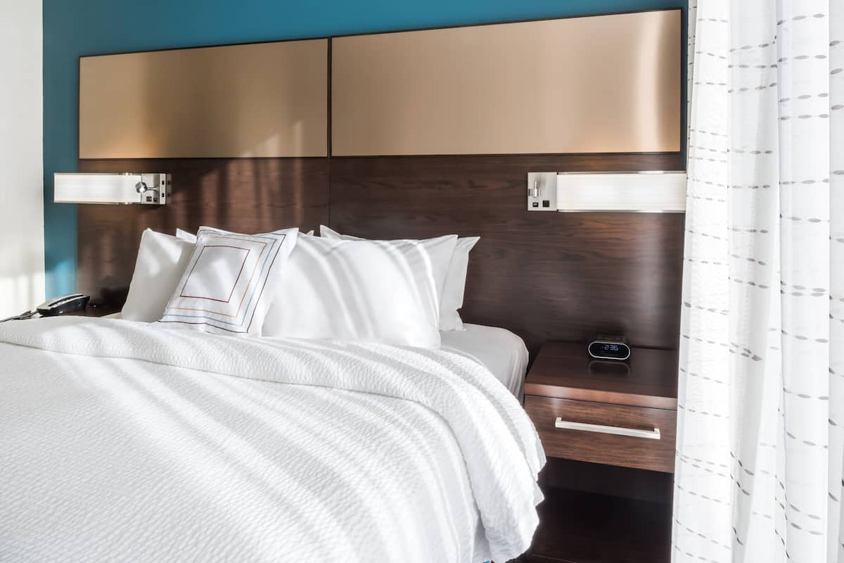 suite, 1 bedroom | desk, blackout curtains, iron/ironing board, free cots/infant beds