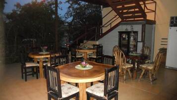 Ilmainen päivittäinen tilauksen mukaan valmistettu aamiainen