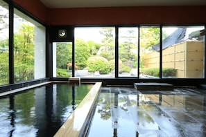 Baignoire et douche séparées, baignoire d'eau douce
